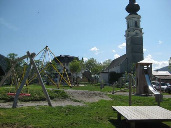 Spielplatz hinter Gemeinde mitten im Ortszentrum