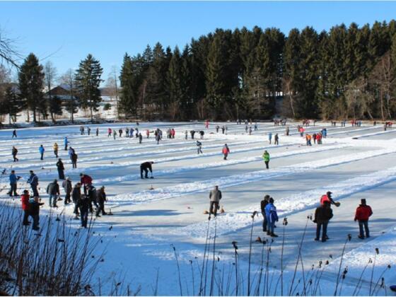 Eisstockschießen am Badesee