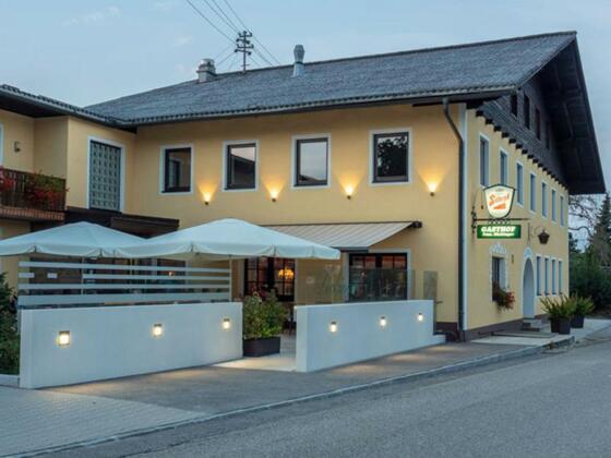 Hausansicht bei Dämmerung