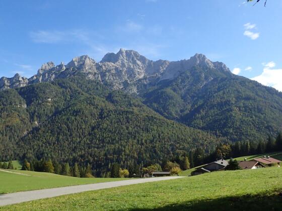 Start bei der Rechensaukapelle mit Blick auf die Westseite der Loferer Steinberge