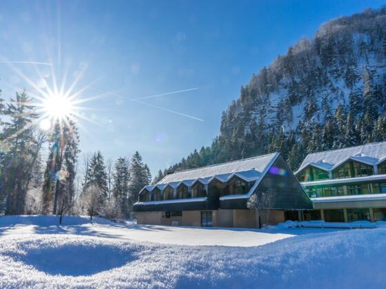 hotelansicht-jufa-hotel-almtal-sonnenschein-winter