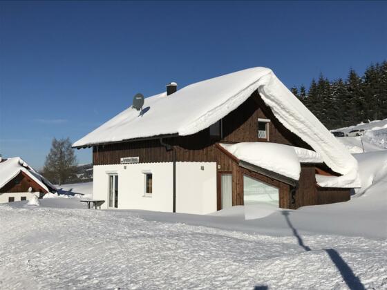 Hausansicht im Winter