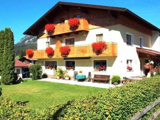 Aussenansicht im Sommer