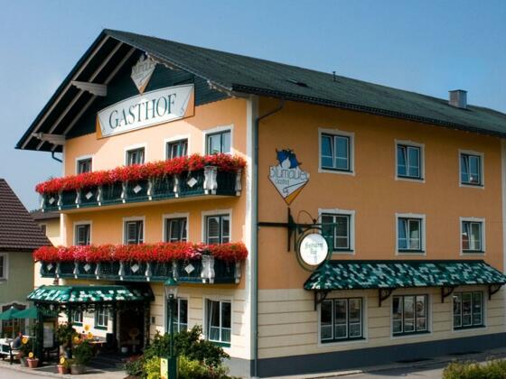 Außenansicht mit Gastgarten - Blumauer