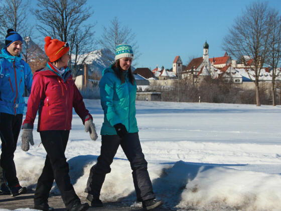 Winterwandern mit Blick auf Füssen