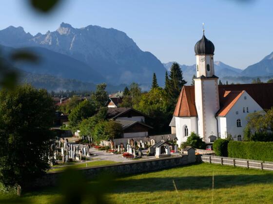 Blick auf die St. Jakobskirche in Wallgau