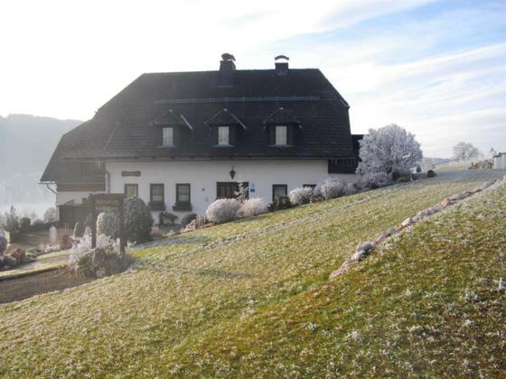 Hausansicht im Rauhreif