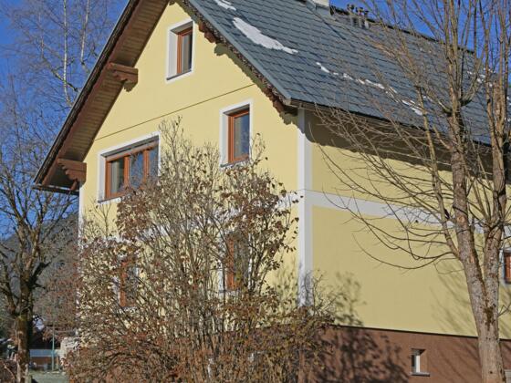 Wohnzimmer in der Ferienwohnung Gosaukammblick