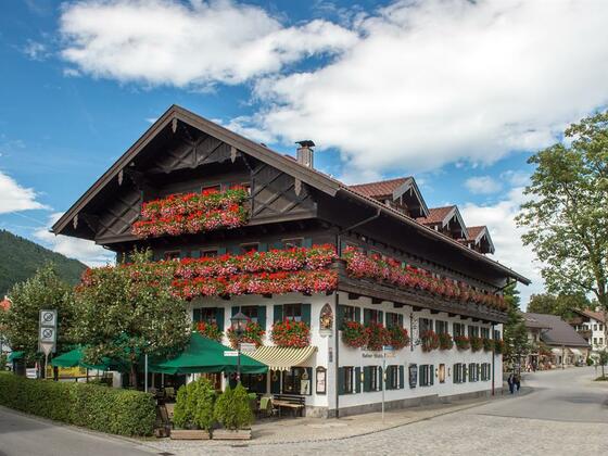 Hotel außen grüne Schirme (2)