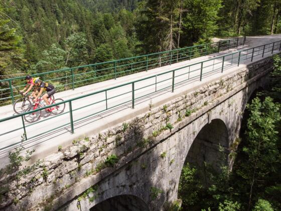 Gravelbiken auf einer historischen Brü+cke im Weißenbachtal in Bad Goisern