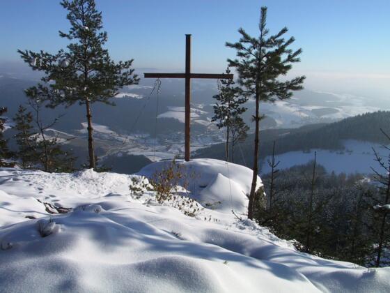 Gipfelkreuz Königswiesen im Winter