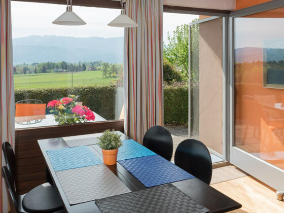 esstisch-mit-blick-auf-das-hoellengebirge-krempl