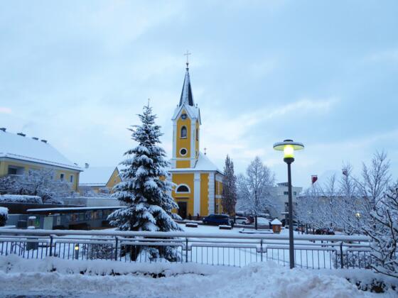 Pfarrkirche Alberndorf mit Christbaum