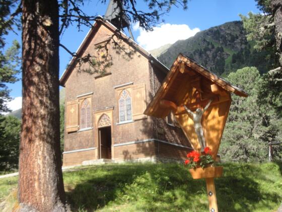 Kapelle von der Eingangsseite mit Marterl