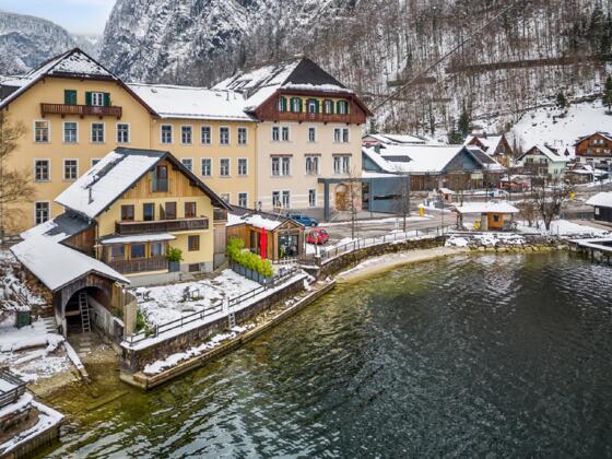 Schöner Drohnenblick auf das Hallstatt Lakeside