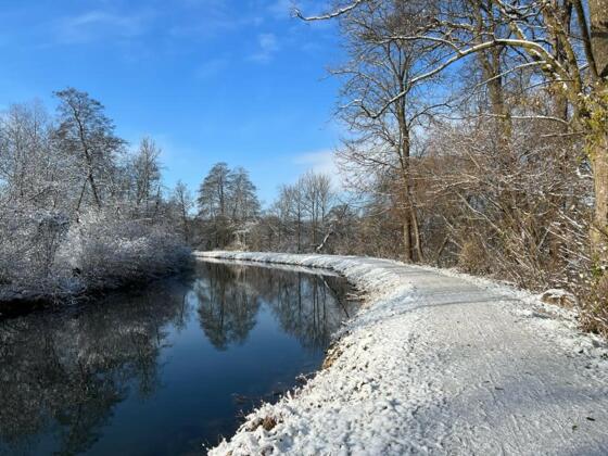 Verschneiter Spazierweg entlang der Amper beim Klosterareal Fürstenfeld