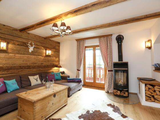 Rustikales mit Altholz ausgebautes Wohnzimmer