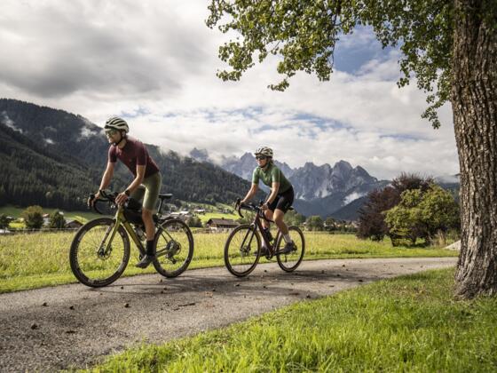 Gravelbiker vor dem Gosaukamm in Gosau auf einer ruhigen Gemeindestraße