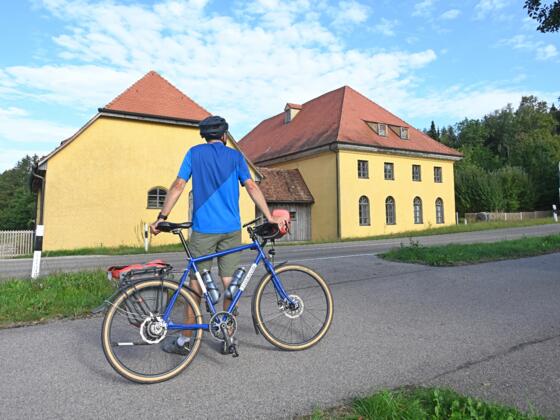 Radler vor der Furthmühle Egenhofen