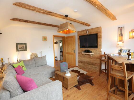 gemütliches Wohnzimmer mit Altholzverkleidungen