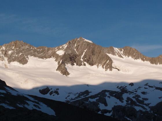 Ziel von der Hüttenterrasse vor Augen: Wildgerlosspitze mit Eisraute und Nordgrat (rechts)