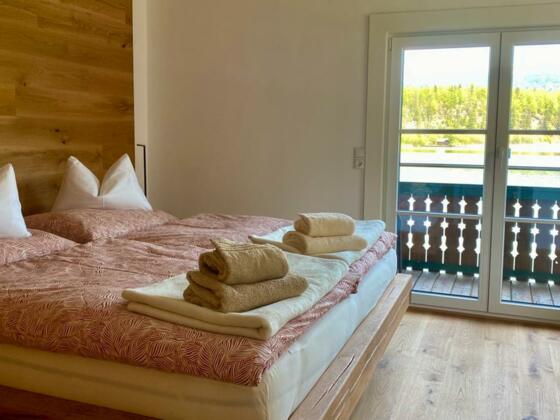 Schlafzimmer im 1. Stock mit Ausblick auf den Hallstättersee und Sarstein