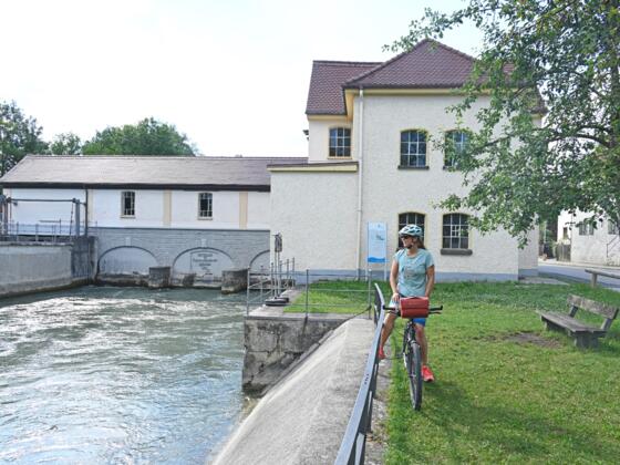 Radlerin am E-Wasserkraftwerk in Schöngeising