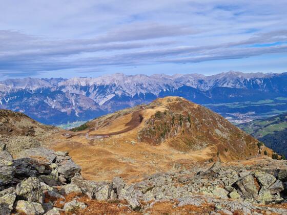 Panoramasteig mit auf das Tulfein Jöchl und Schartenkogel