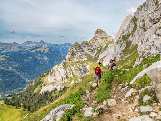 Auf der anderen Bergseite folgen wir dem Weg in Richtung Roter Flüh. Den Gipfel haben wir nun stetig im Blick.