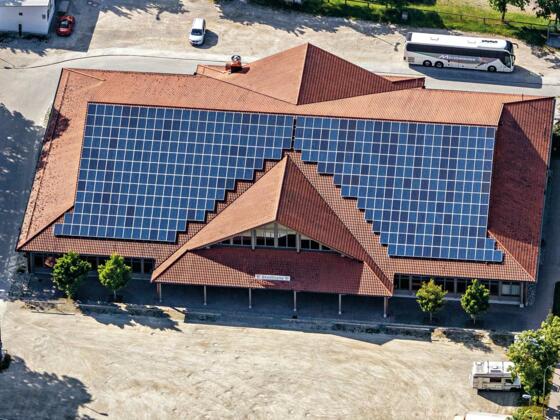 PV-Anlage auf der Stadthalle Vilsbiburg