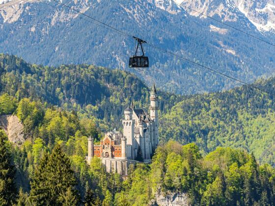Tegelbergbahn und Schloss Neuschwanstein im Hintergrund