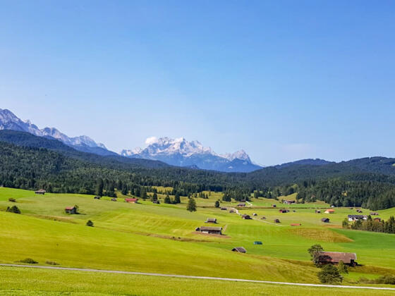 Wunderbare Aussicht auf das Wettersteingebirge mit dem Zugspitzmassiv