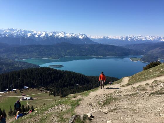 Auf dem Jochberg mit Blick zum Walchensee und links unten die Jocher Alm
