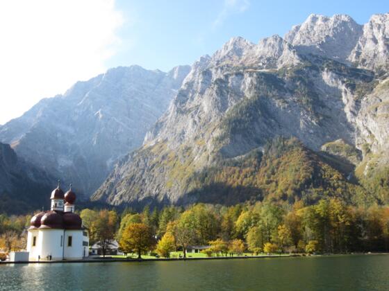 Postkartenmotiv: St. Bartholomä vom Boot aus mit der Watzmann Ostwand im Hintergrund