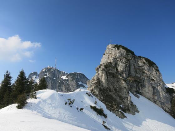Das Gipfelkreuz der Kesselwand mit dem Wendelstein von der Einsattelung am Lacherlift