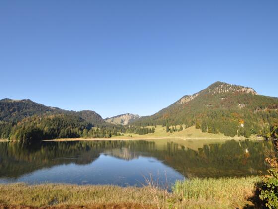 Der Spitzingsee - an diesem hübschen Fleckchen Erde führt die Drei-Seen-Tour am 3. Tag vorbei..