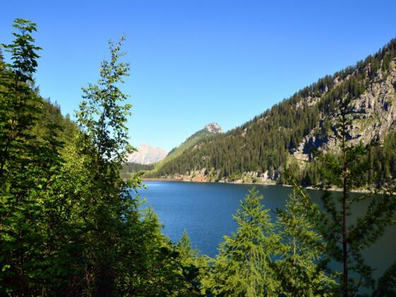 Blick über den Dießbach-Stausee zur Kallbrunnalm