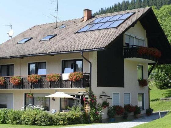 Aussenansicht im Sommer