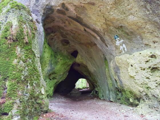 Durch die Höhle Nr. 11 geht es nur im Kriechgang