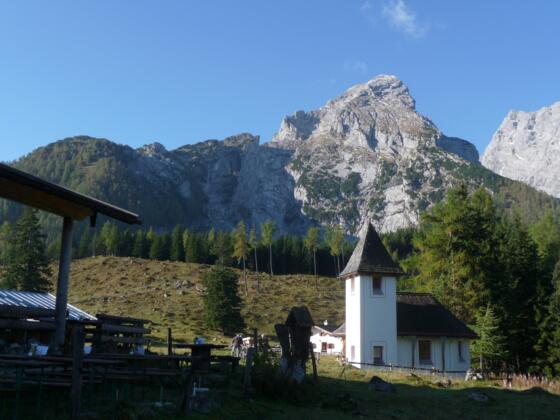 Kleiner Watzmann (über der Kapelle) und Mooslahnerkopf (ganz links)