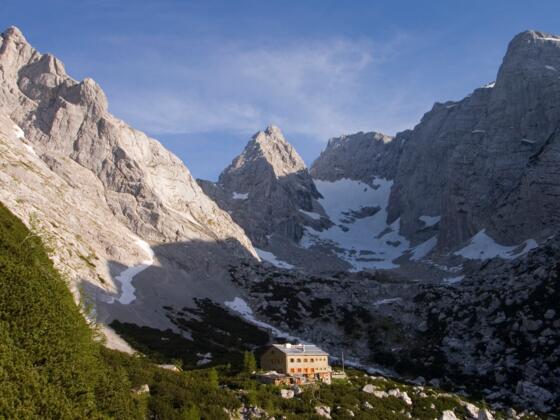 Blaueishütte mit umrahmende Berge