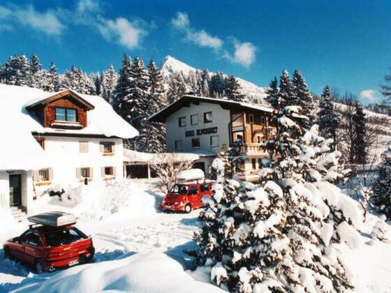 Altbau und Haupthaus von 2001