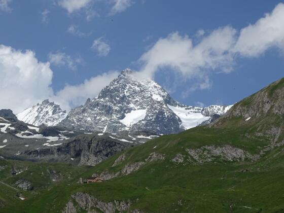 Blick zurück zur Lucknerhütte (links vorne) und Großglockner