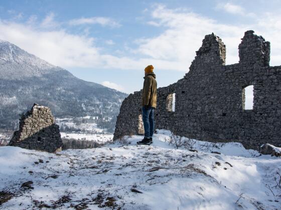 Die Burgruine Werdenfels im Winter.