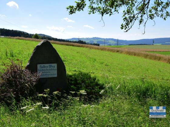 Denkmal halber Nordwaldkammweg bei Guglwald