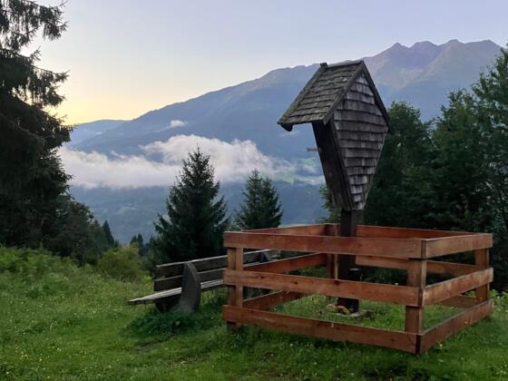 Blick übers Marterl nach Süden zum Sonnenaufgang