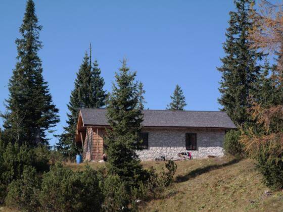 Die idyllisch gelegene, private Vordere Spitzalm (1.381 m).