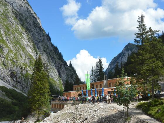 Die neue Höllentalangerhütte von der Südseite