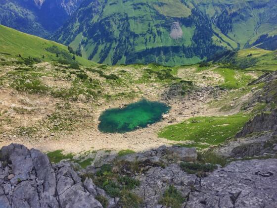 Blick vom Hindelanger Klettersteig auf den Koblatsee und das Koblat