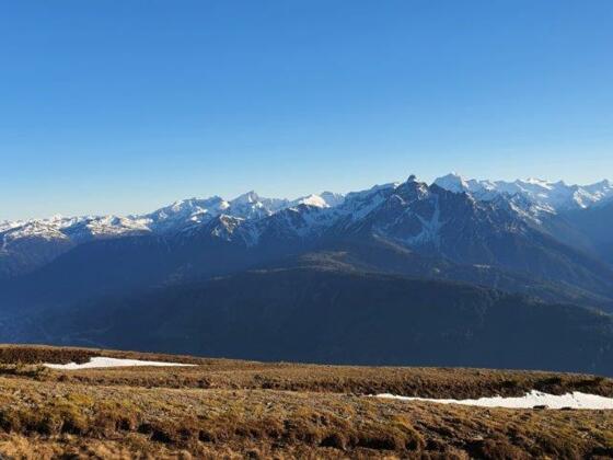 Der Aufstieg zum Gipfel schlängelt sich angenehm geneigt ein paar mal um den Gipfelaufbau herum.